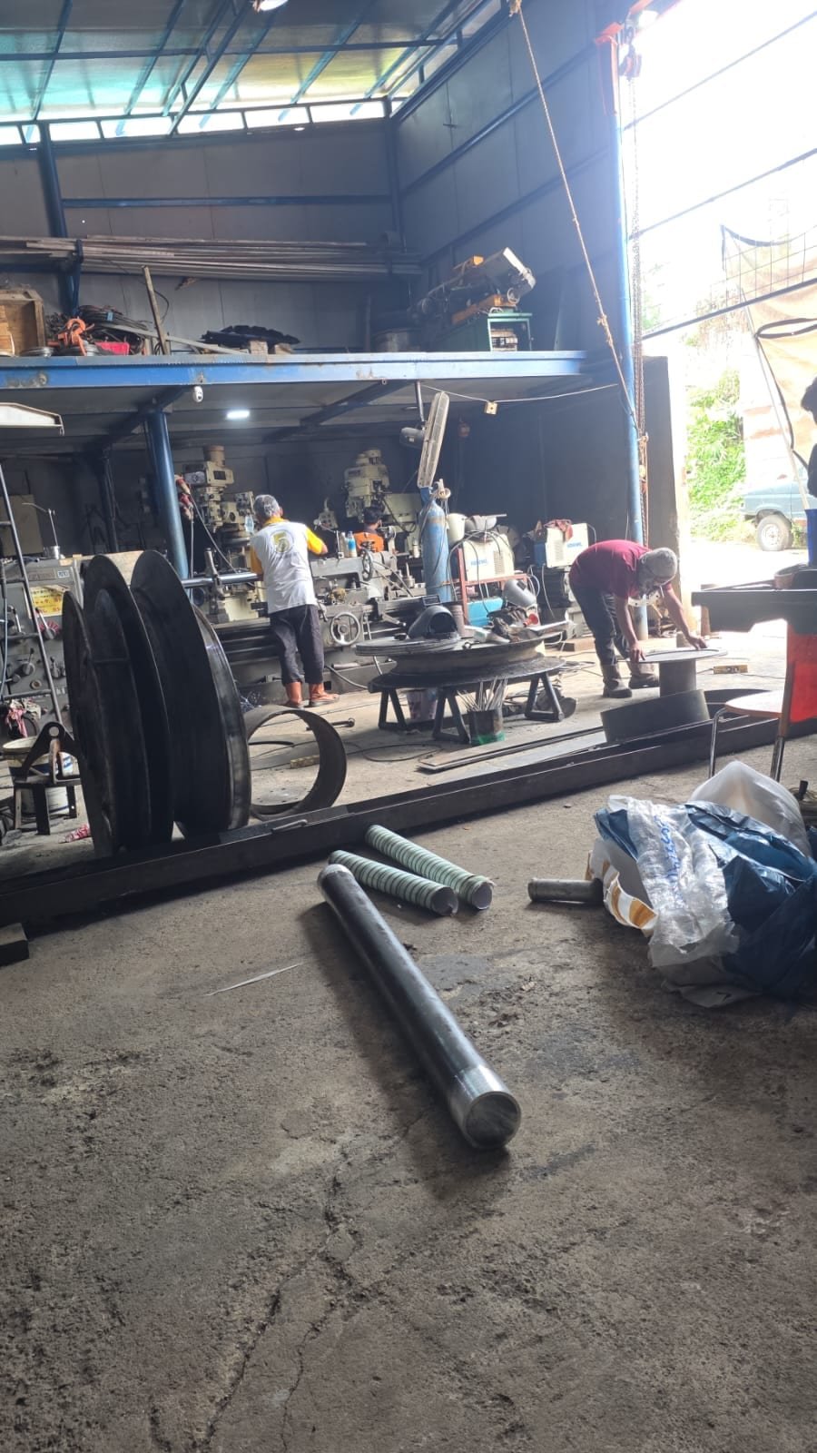 Aktivitas di area workshop Arutala Nusa Teknik Balikpapan