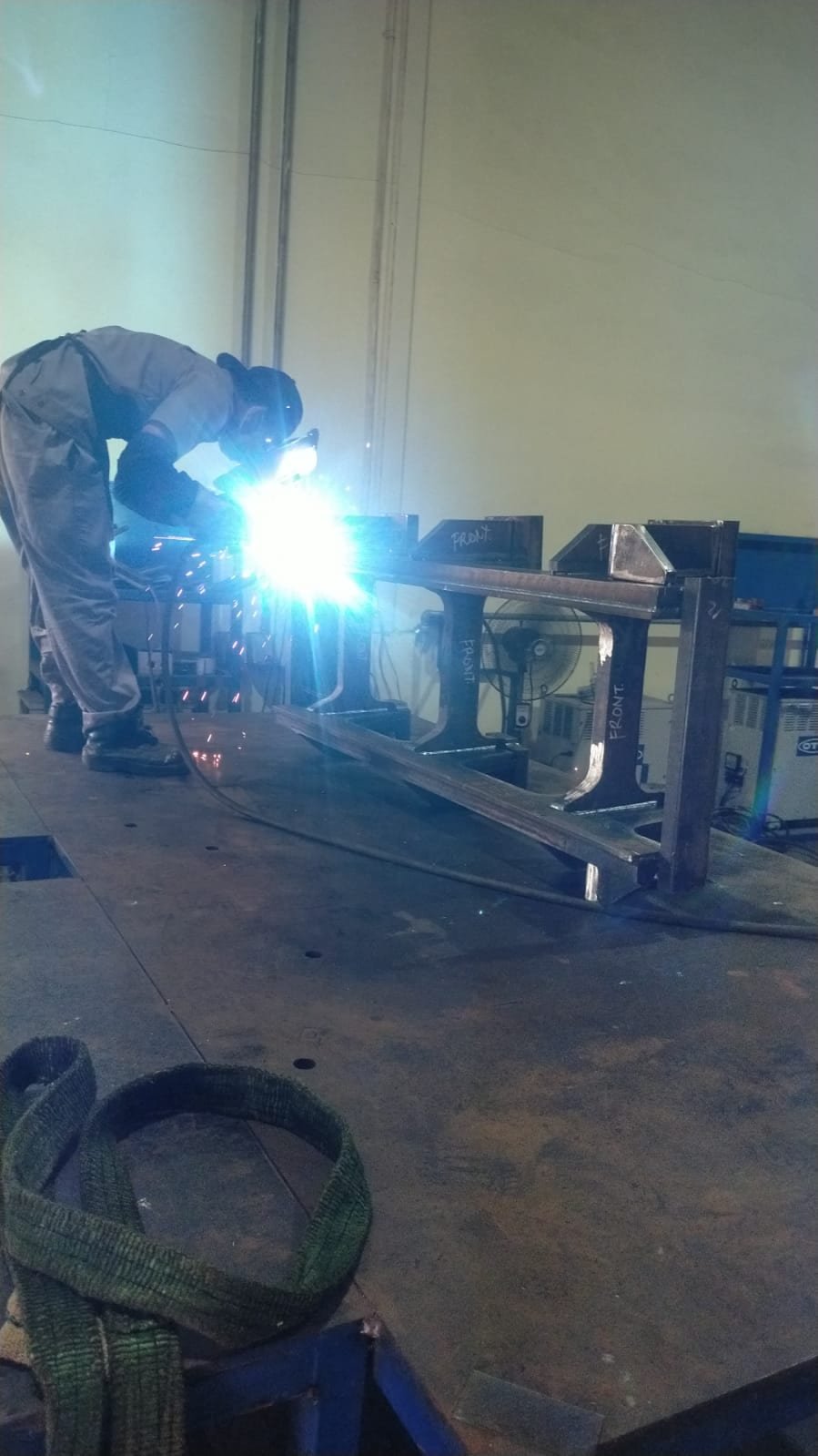 Proses pengelasan rangka Arutala Nusa Teknik Balikpapan